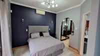 Main Bedroom - 34 square meters of property in Constantia Kloof