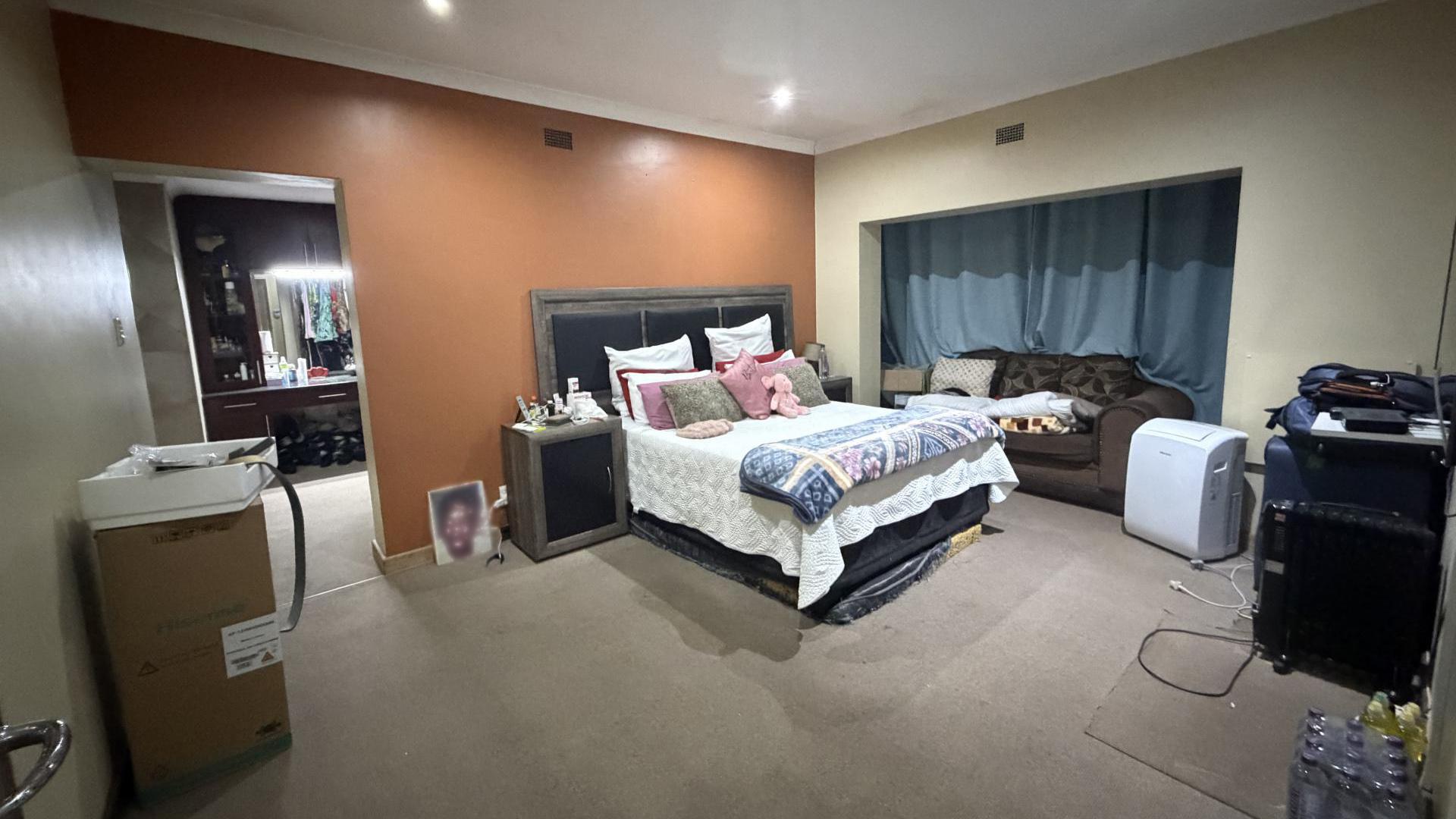 Main Bedroom of property in Hurlyvale
