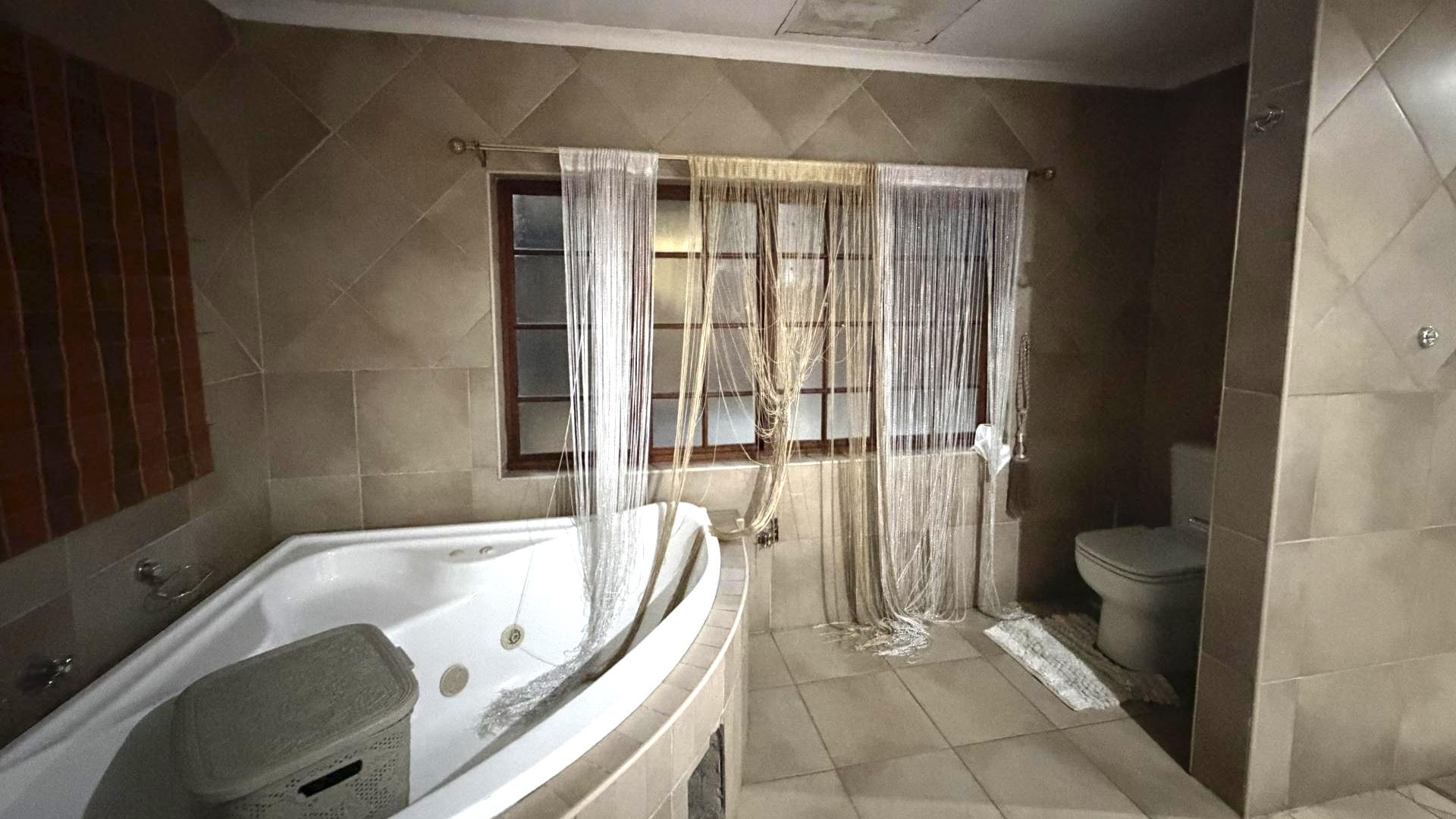 Main Bathroom of property in Hurlyvale