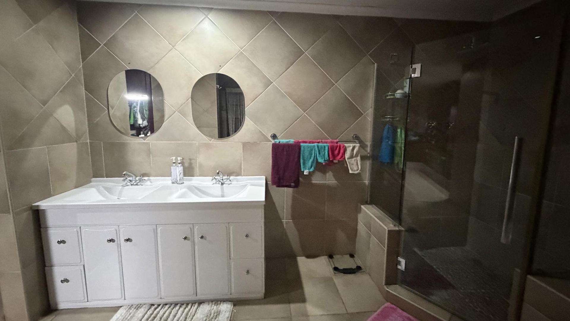 Main Bathroom of property in Hurlyvale