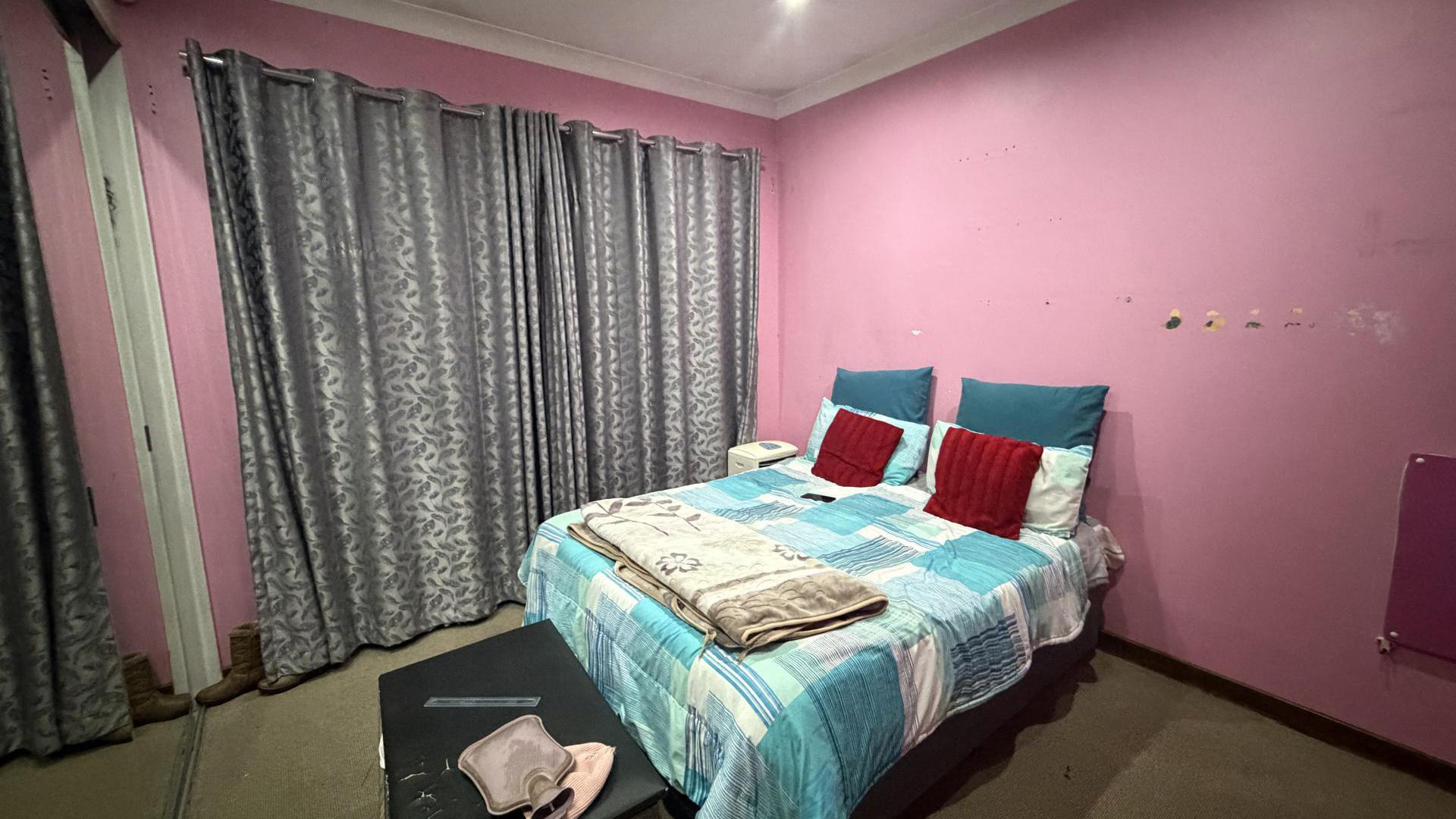 Bed Room 2 of property in Hurlyvale