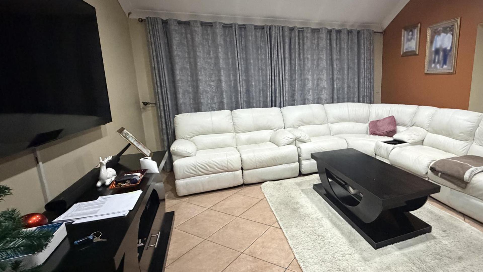 Lounges of property in Hurlyvale