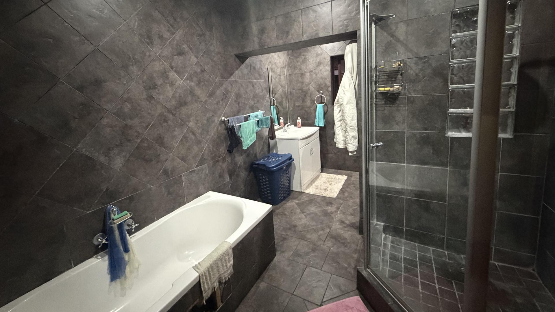 Bathroom 1 of property in Hurlyvale