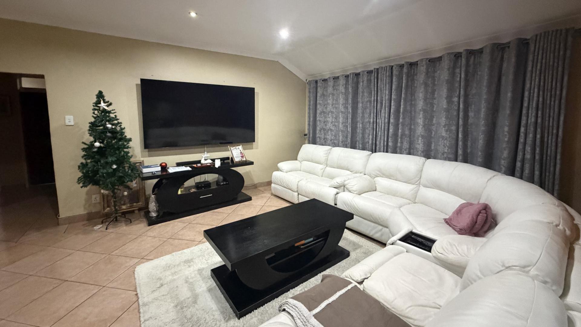 Lounges of property in Hurlyvale