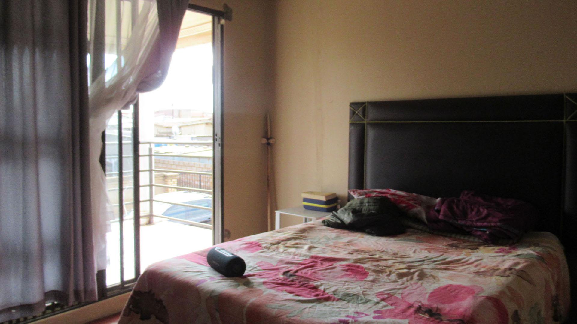 Bed Room 1 - 11 square meters of property in Thulani