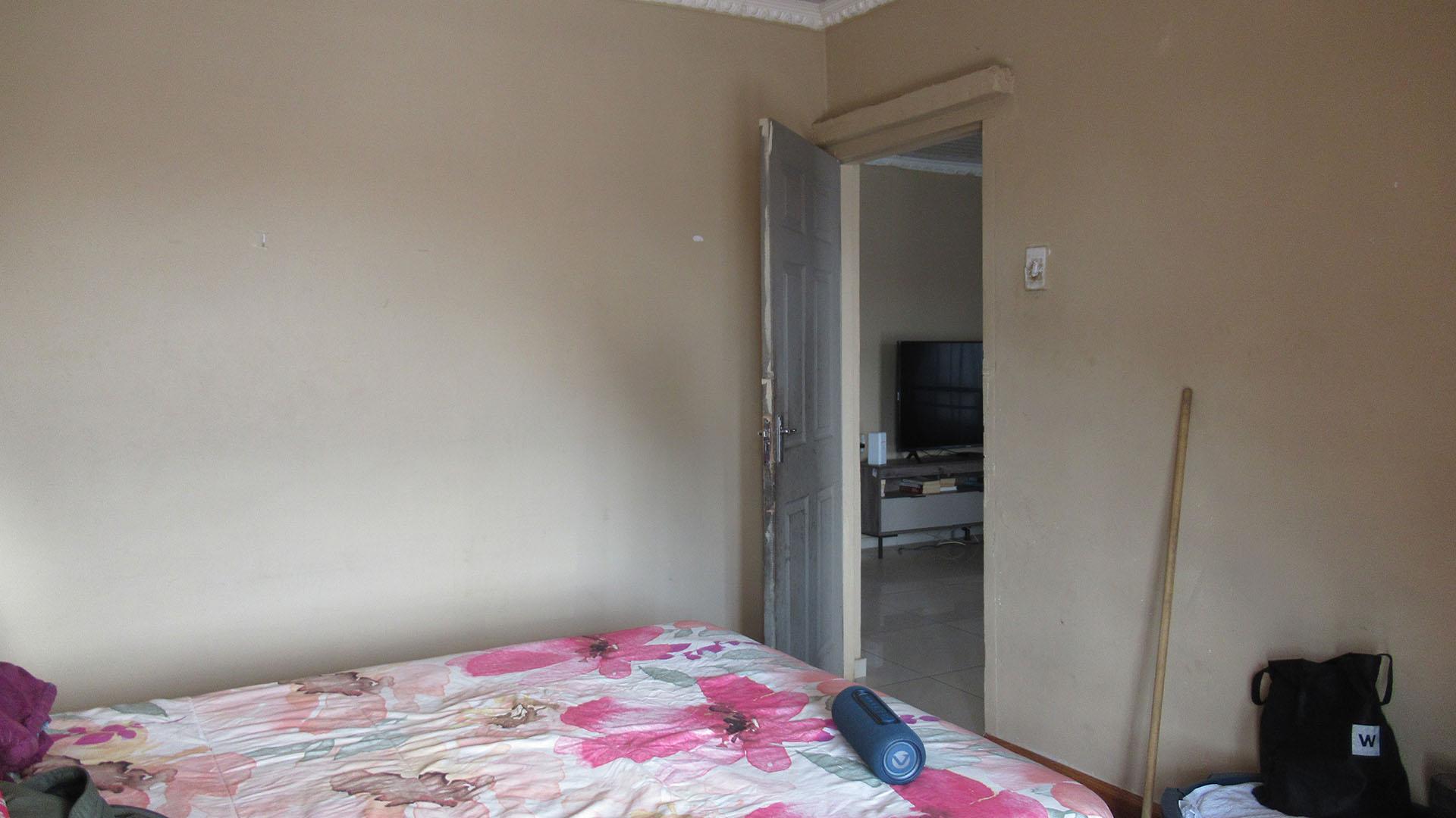 Bed Room 1 - 11 square meters of property in Thulani