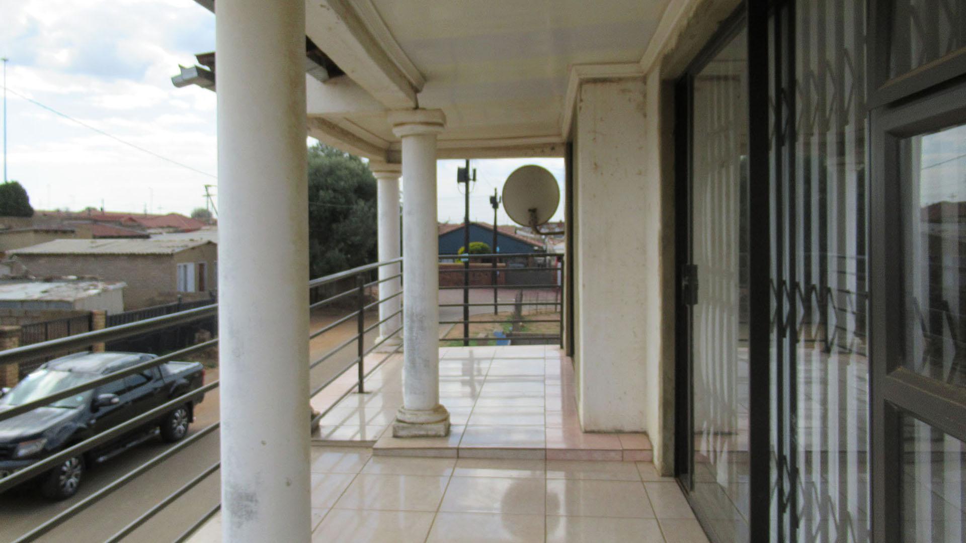 Balcony - 16 square meters of property in Thulani