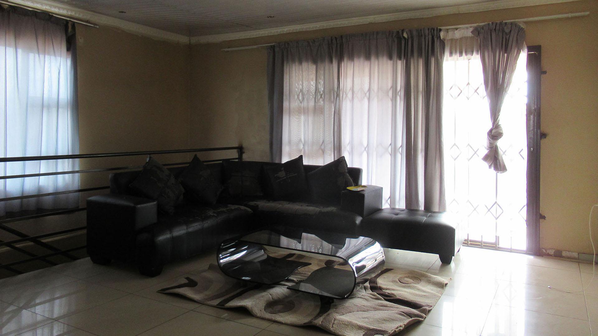 Lounges - 28 square meters of property in Thulani