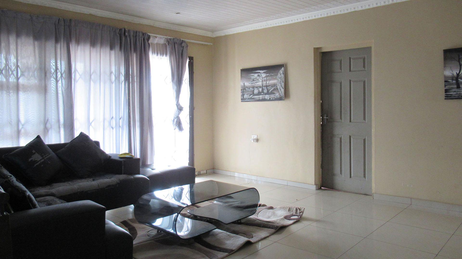 Lounges - 28 square meters of property in Thulani