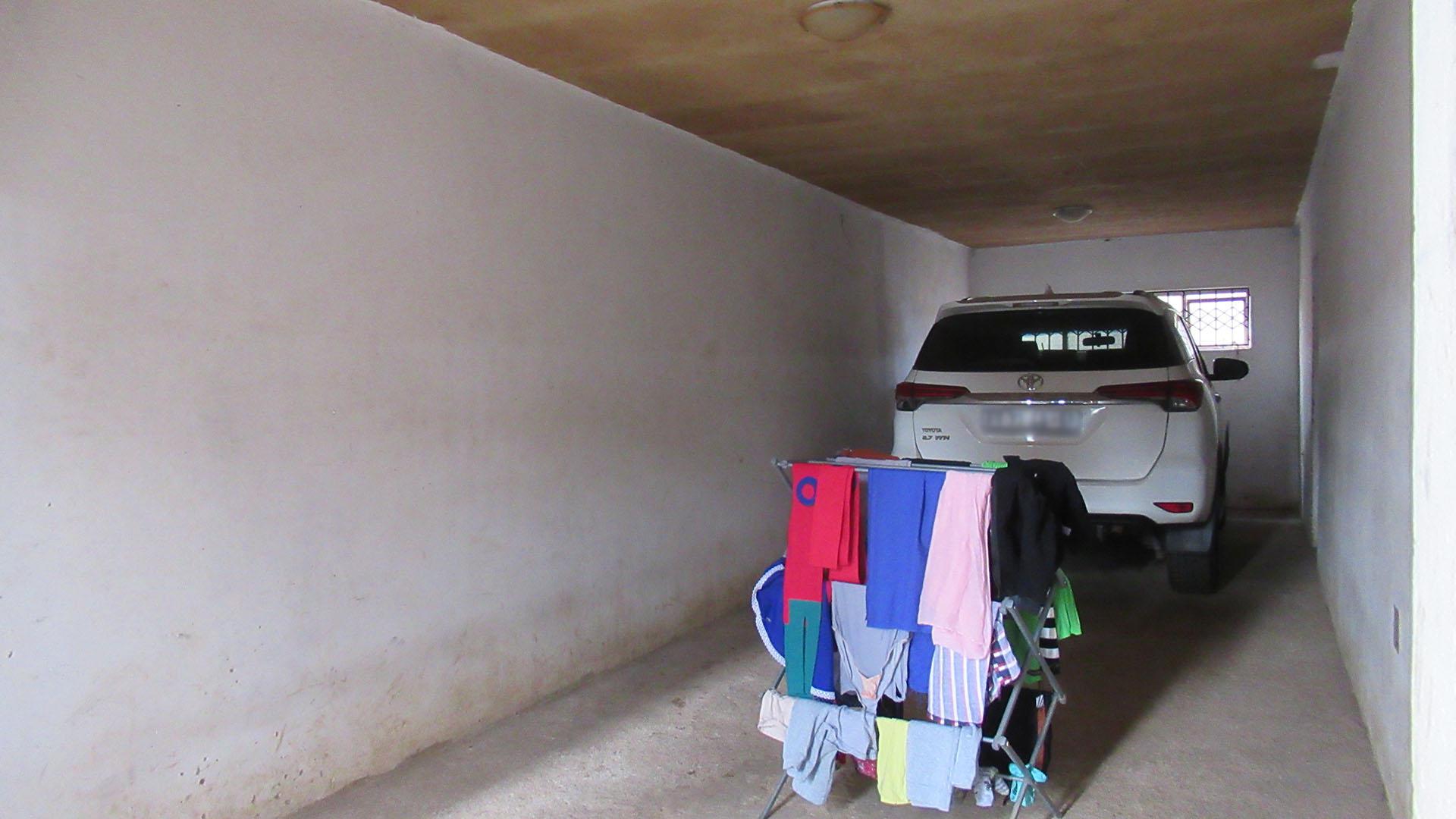 Spaces - 6 square meters of property in Thulani