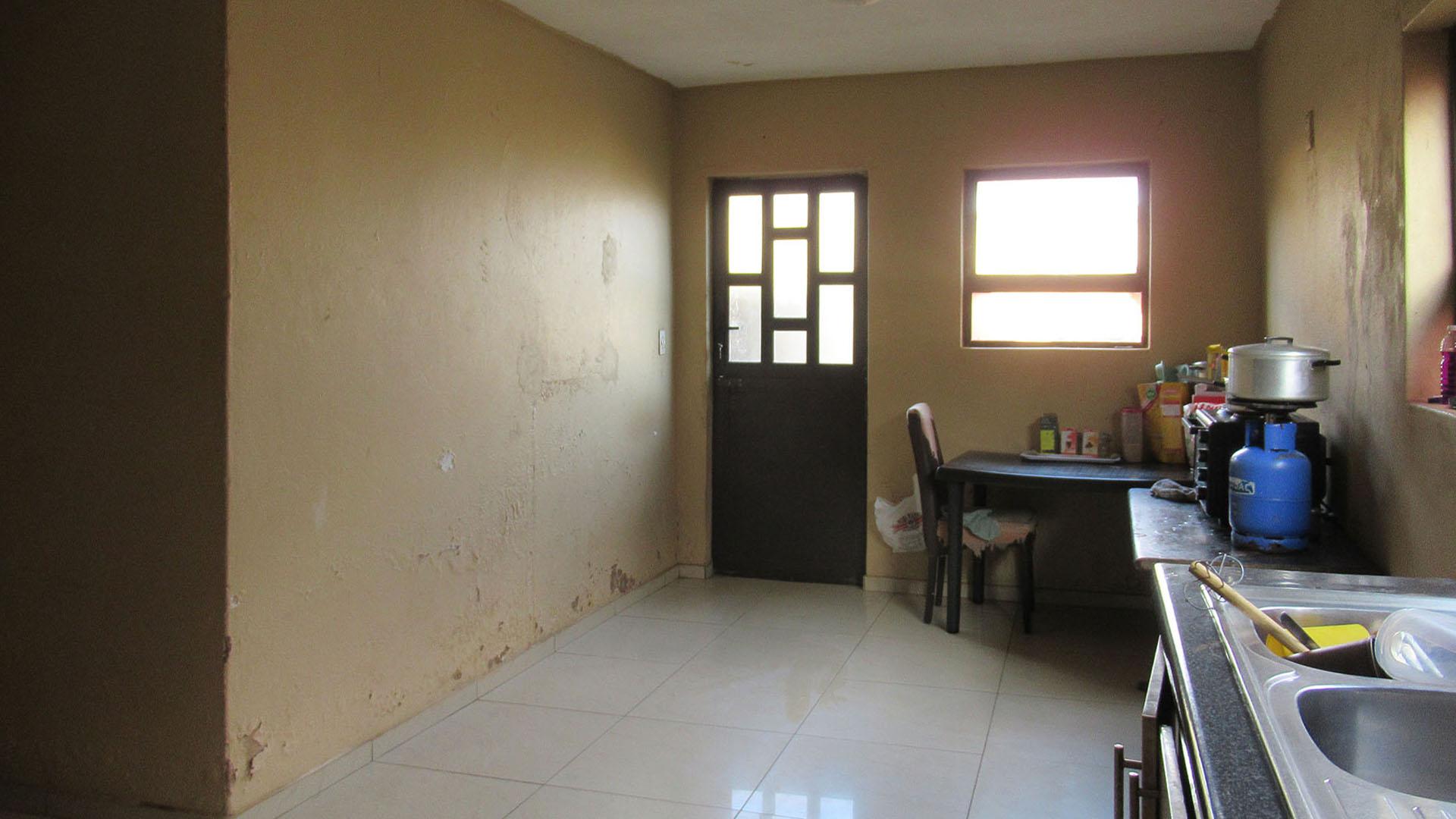 Kitchen - 23 square meters of property in Thulani