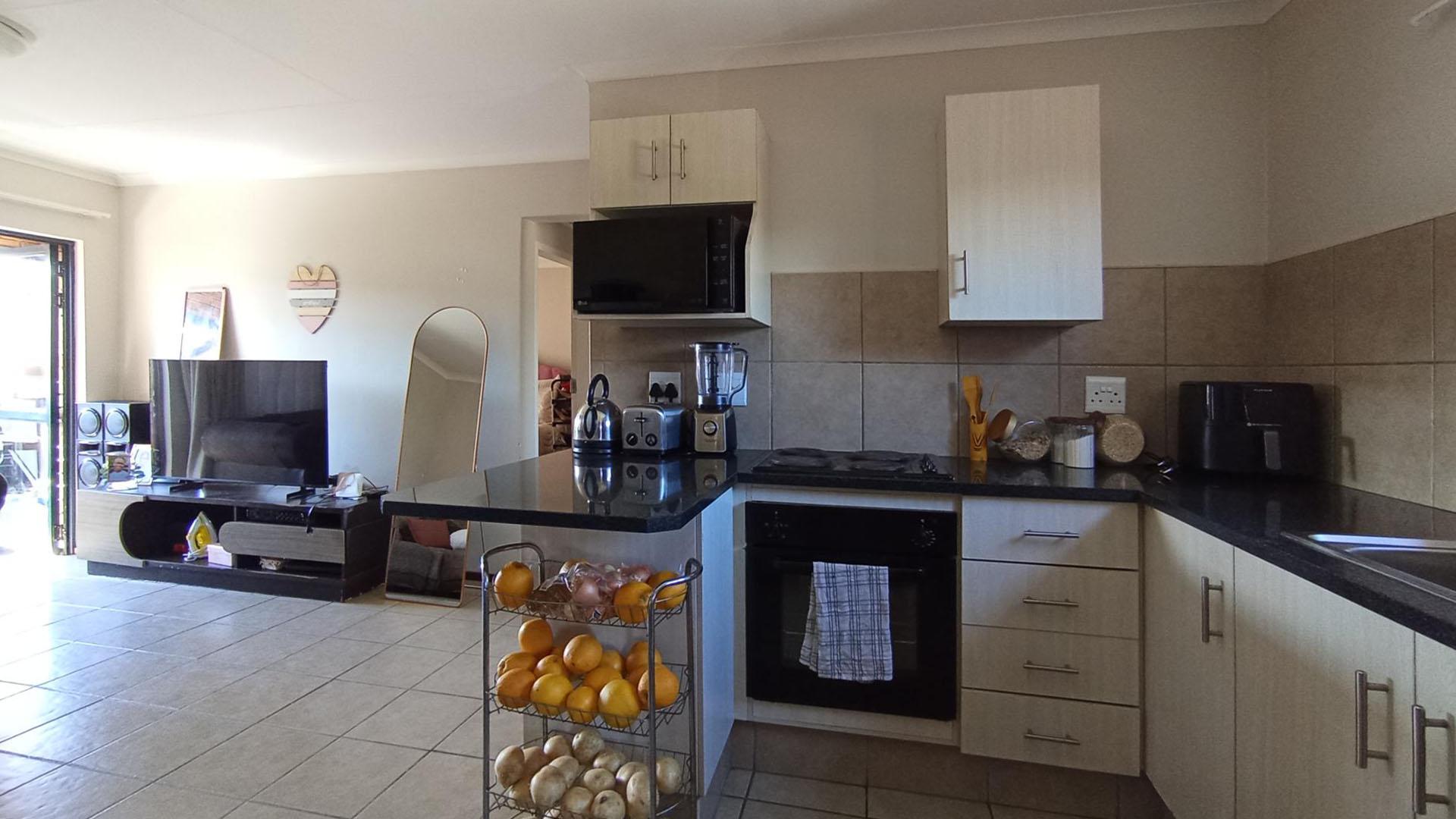 Kitchen - 6 square meters of property in Erand Gardens