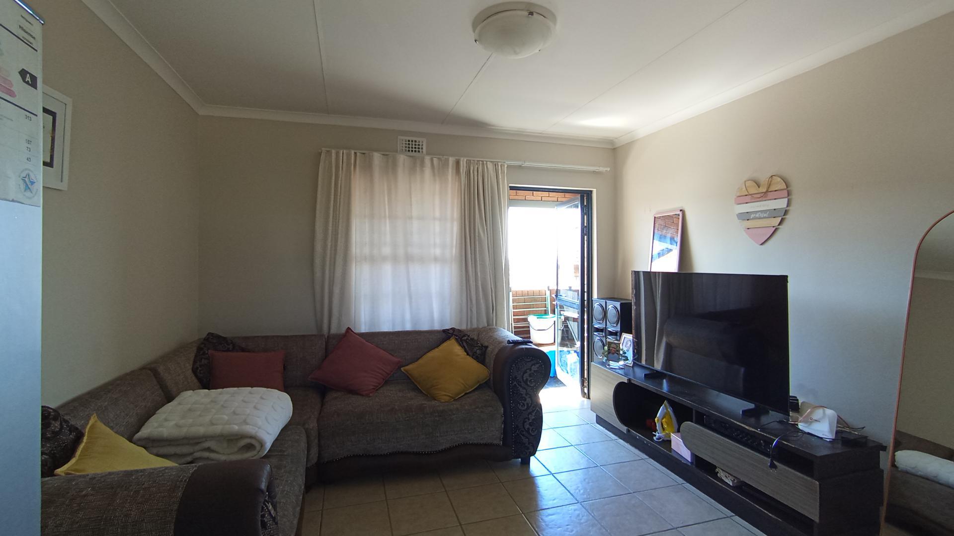 Lounges - 14 square meters of property in Erand Gardens
