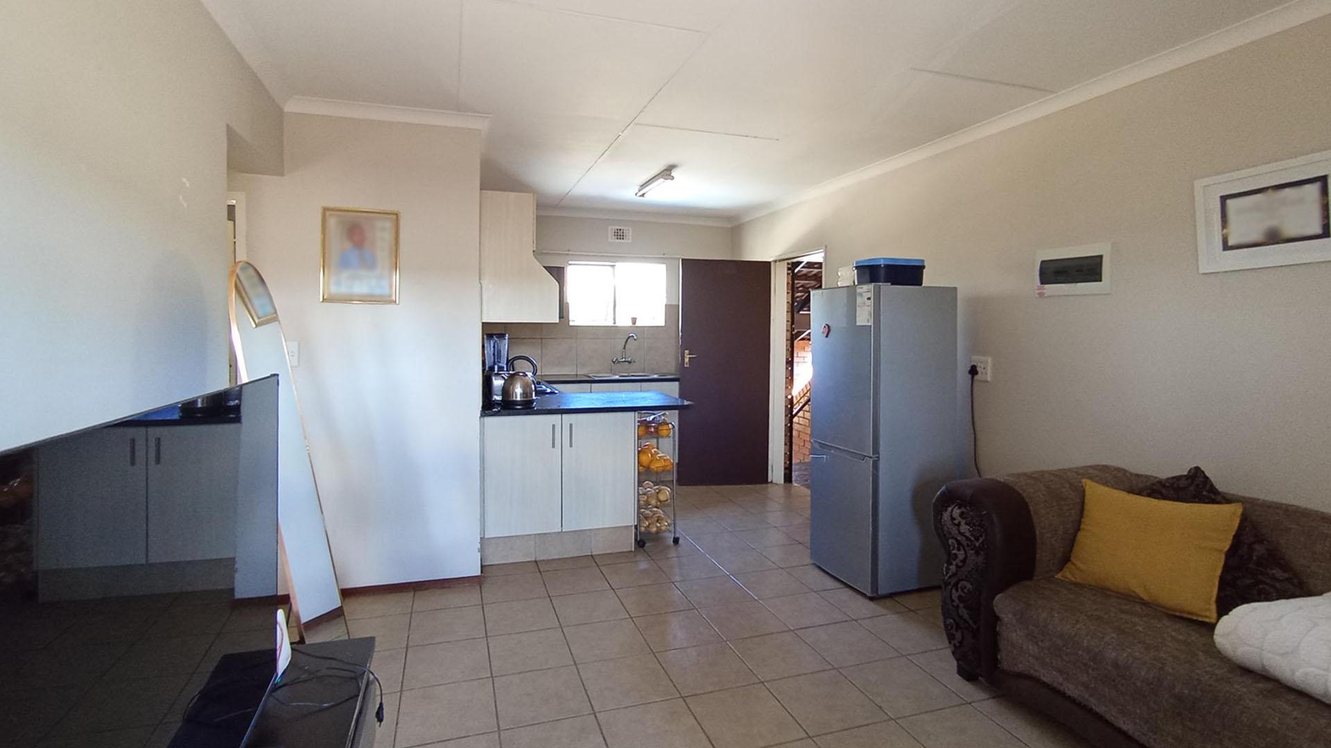 Lounges - 14 square meters of property in Erand Gardens