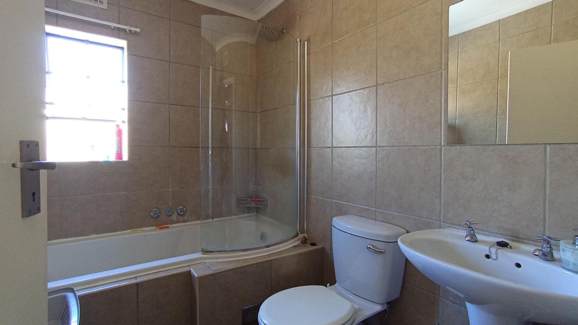 Bathroom 1 - 5 square meters of property in Erand Gardens