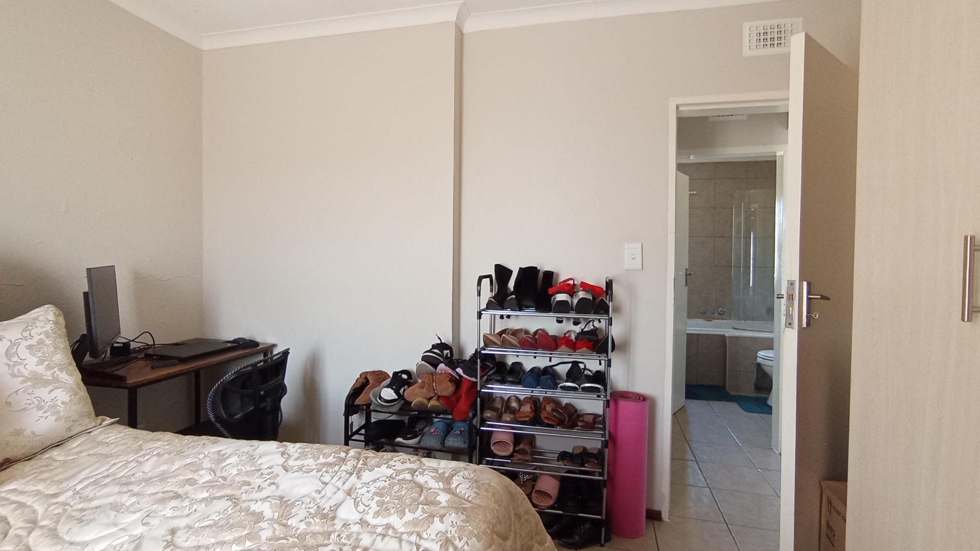 Bed Room 1 - 10 square meters of property in Erand Gardens