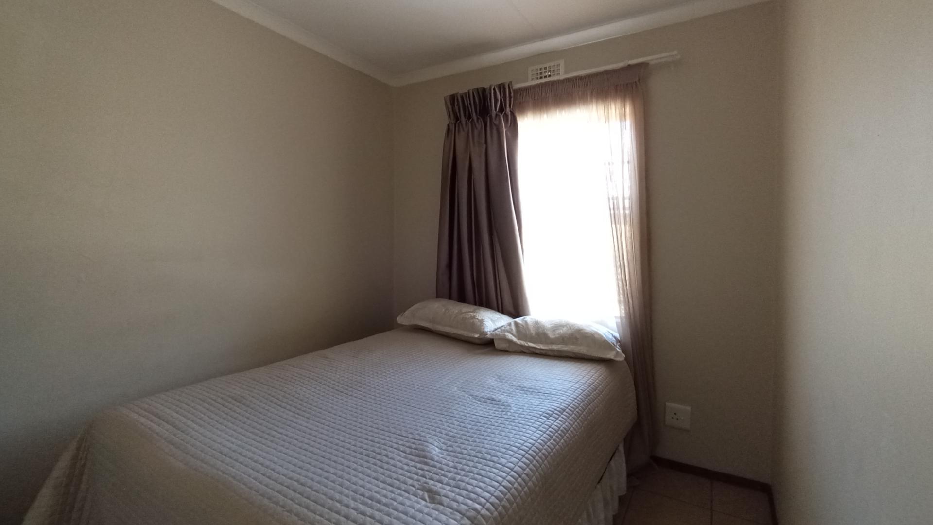 Bed Room 2 - 8 square meters of property in Erand Gardens