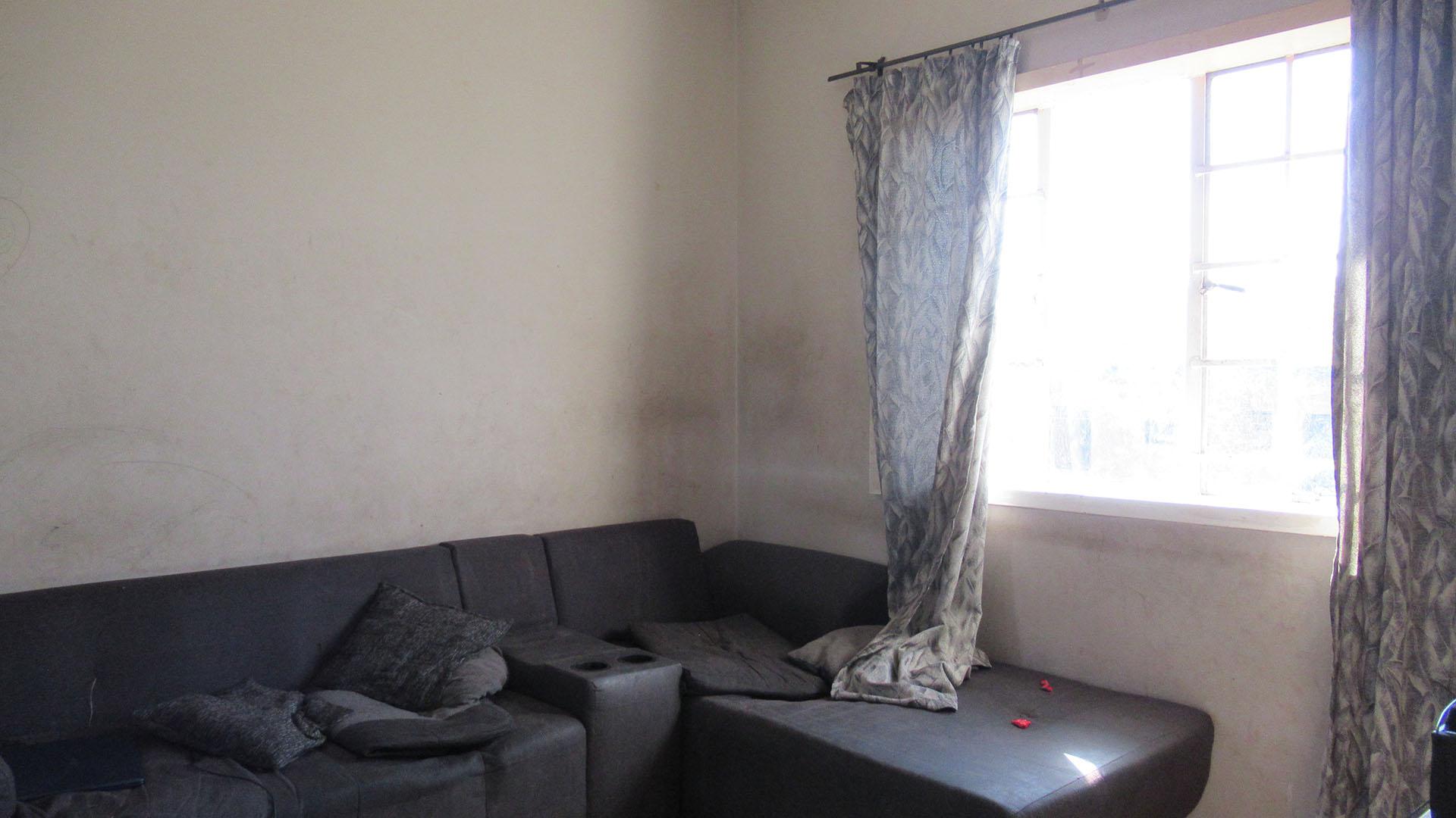 Lounges - 12 square meters of property in South Hills