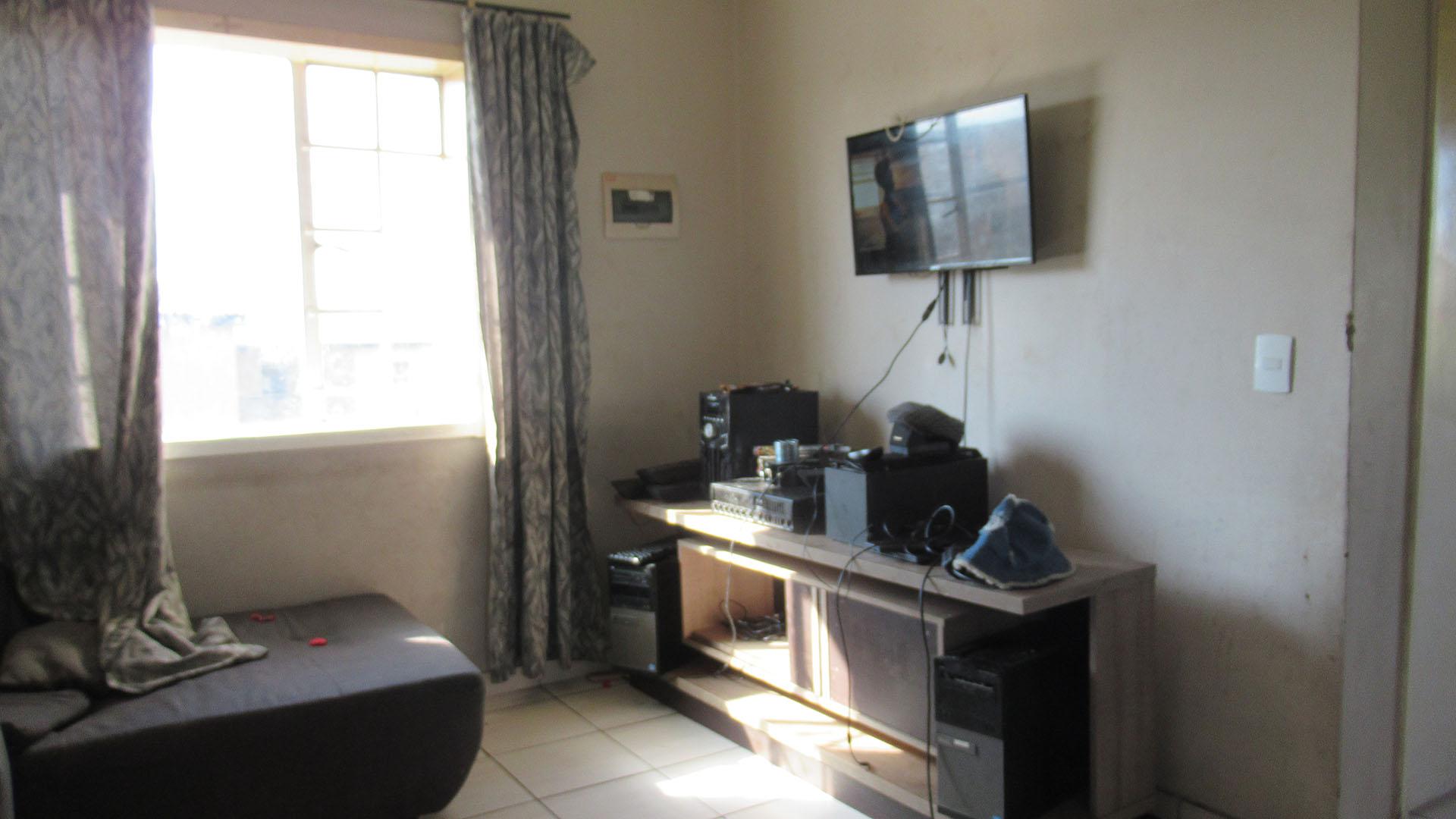 Lounges - 12 square meters of property in South Hills