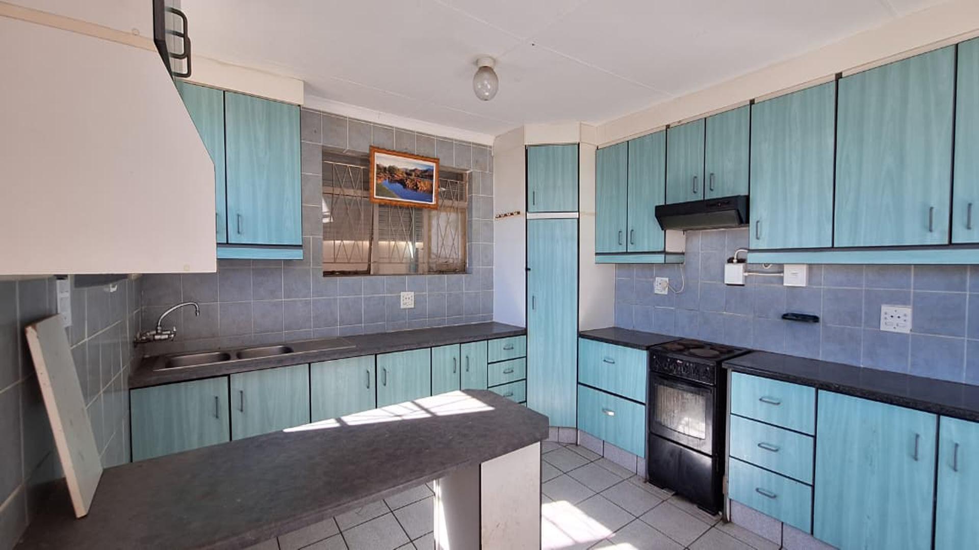 Kitchen - 28 square meters of property in Krugersdorp West