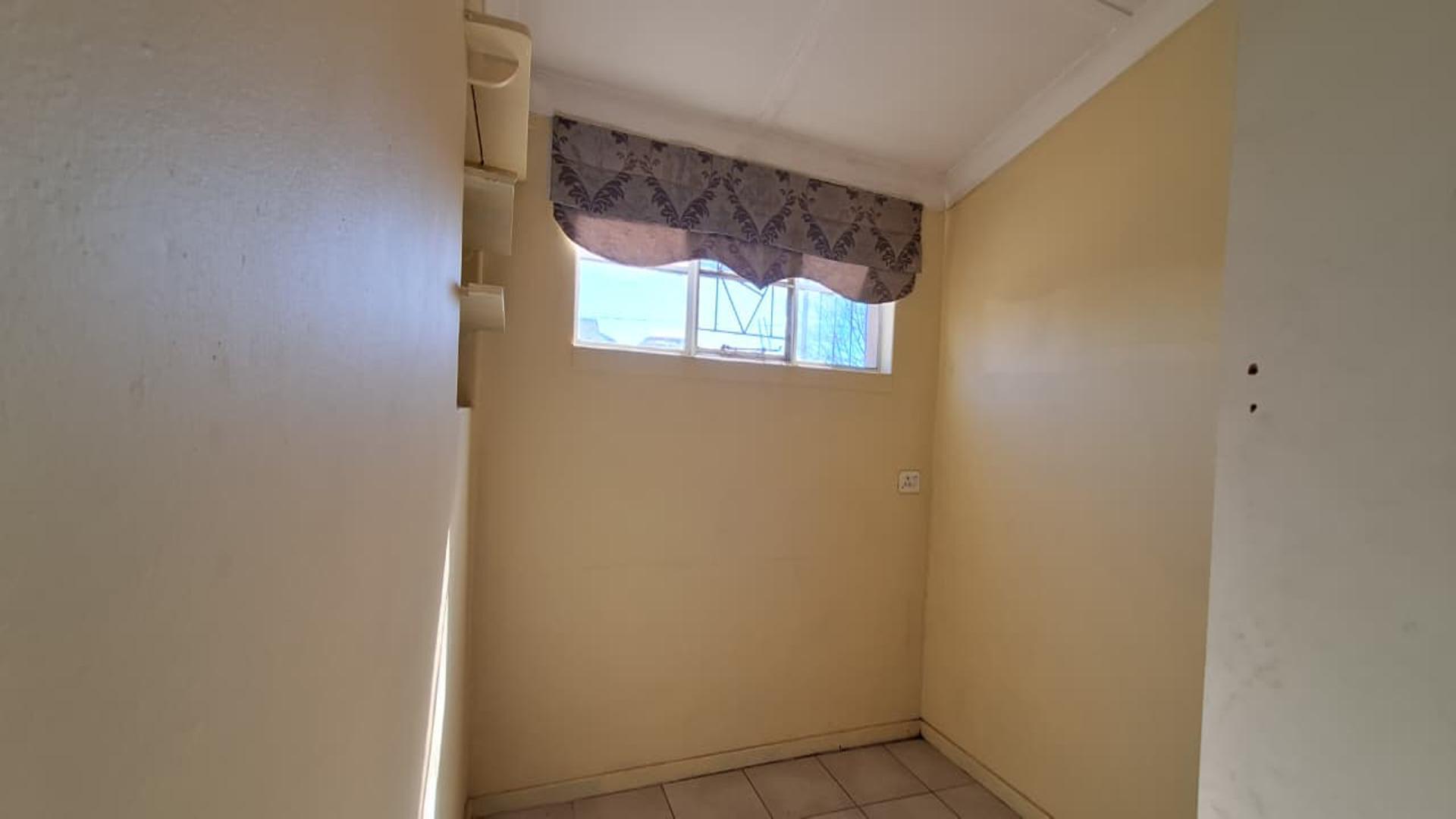 Bed Room 4 - 5 square meters of property in Krugersdorp West