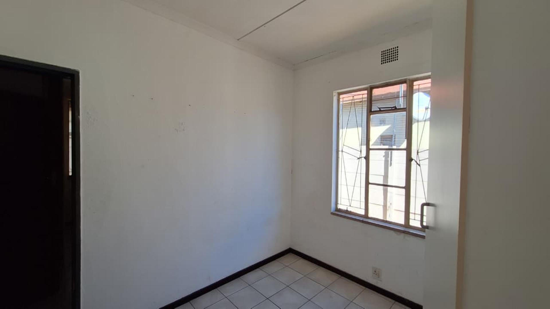 Bed Room 2 - 12 square meters of property in Krugersdorp West