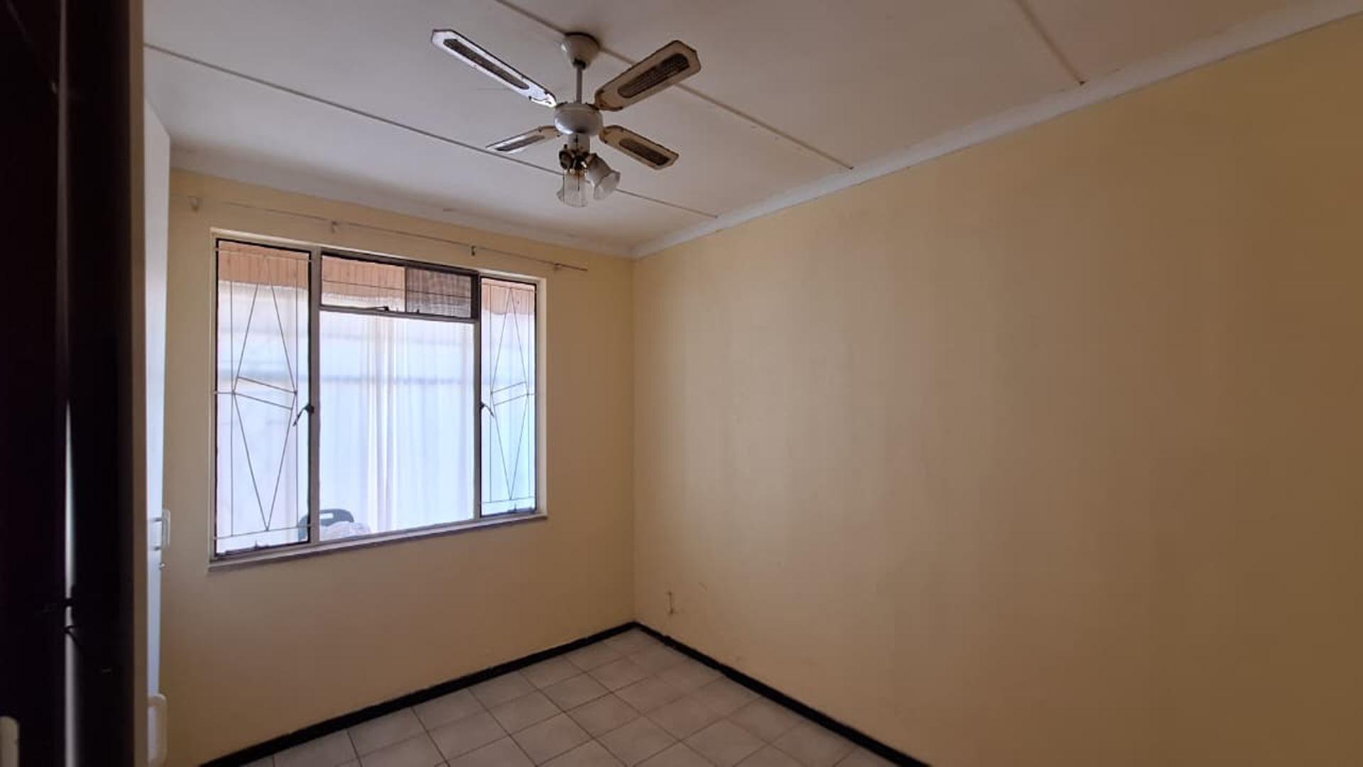 Bed Room 1 - 17 square meters of property in Krugersdorp West