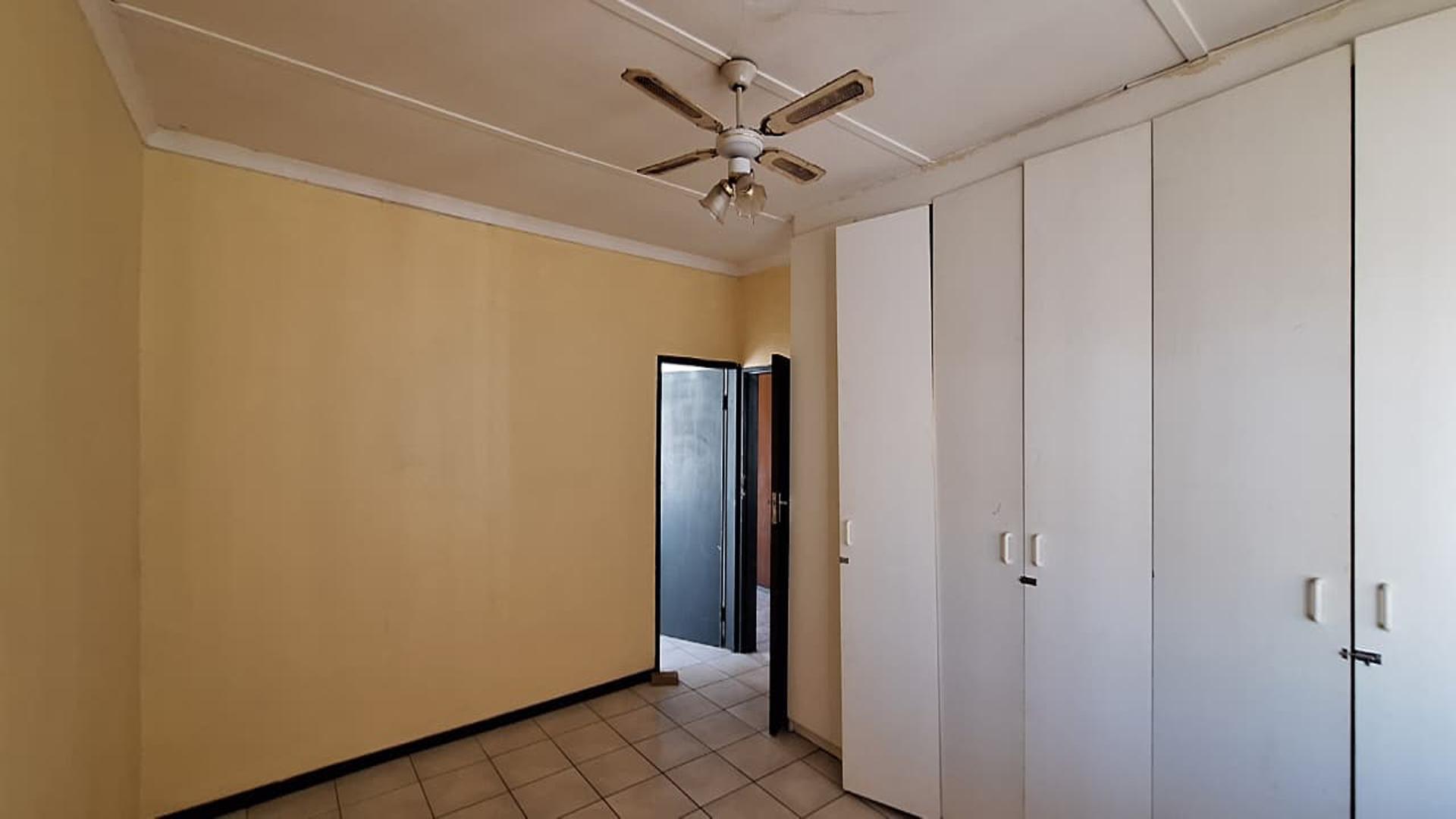 Bed Room 1 - 17 square meters of property in Krugersdorp West