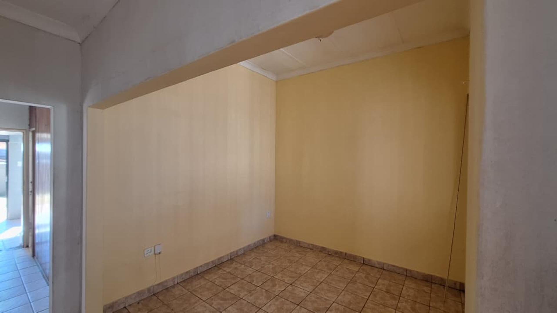Lounges - 14 square meters of property in Krugersdorp West