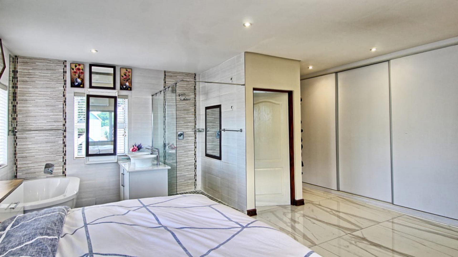 Bathroom 1 of property in North Riding A.H.