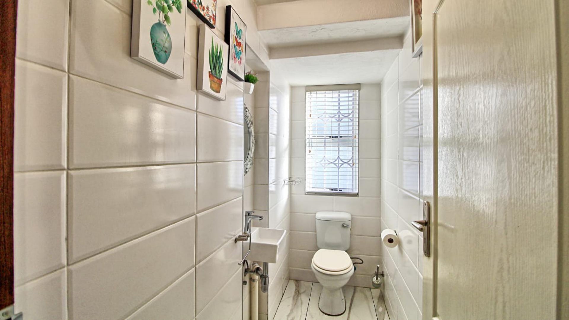 Bathroom 1 of property in North Riding A.H.