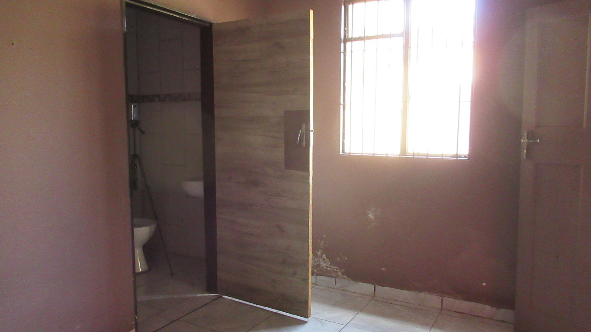 Bed Room 2 - 13 square meters of property in Turffontein