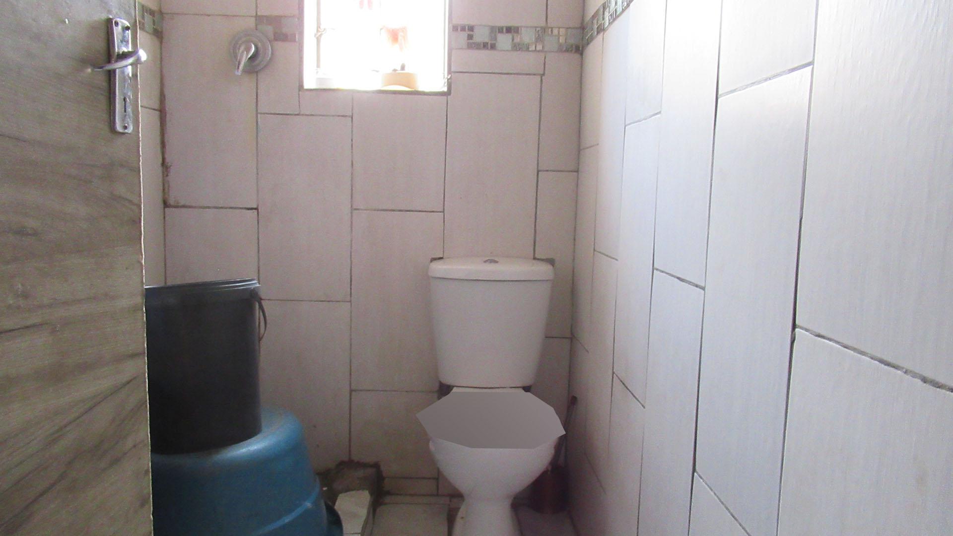 Bathroom 1 - 4 square meters of property in Turffontein