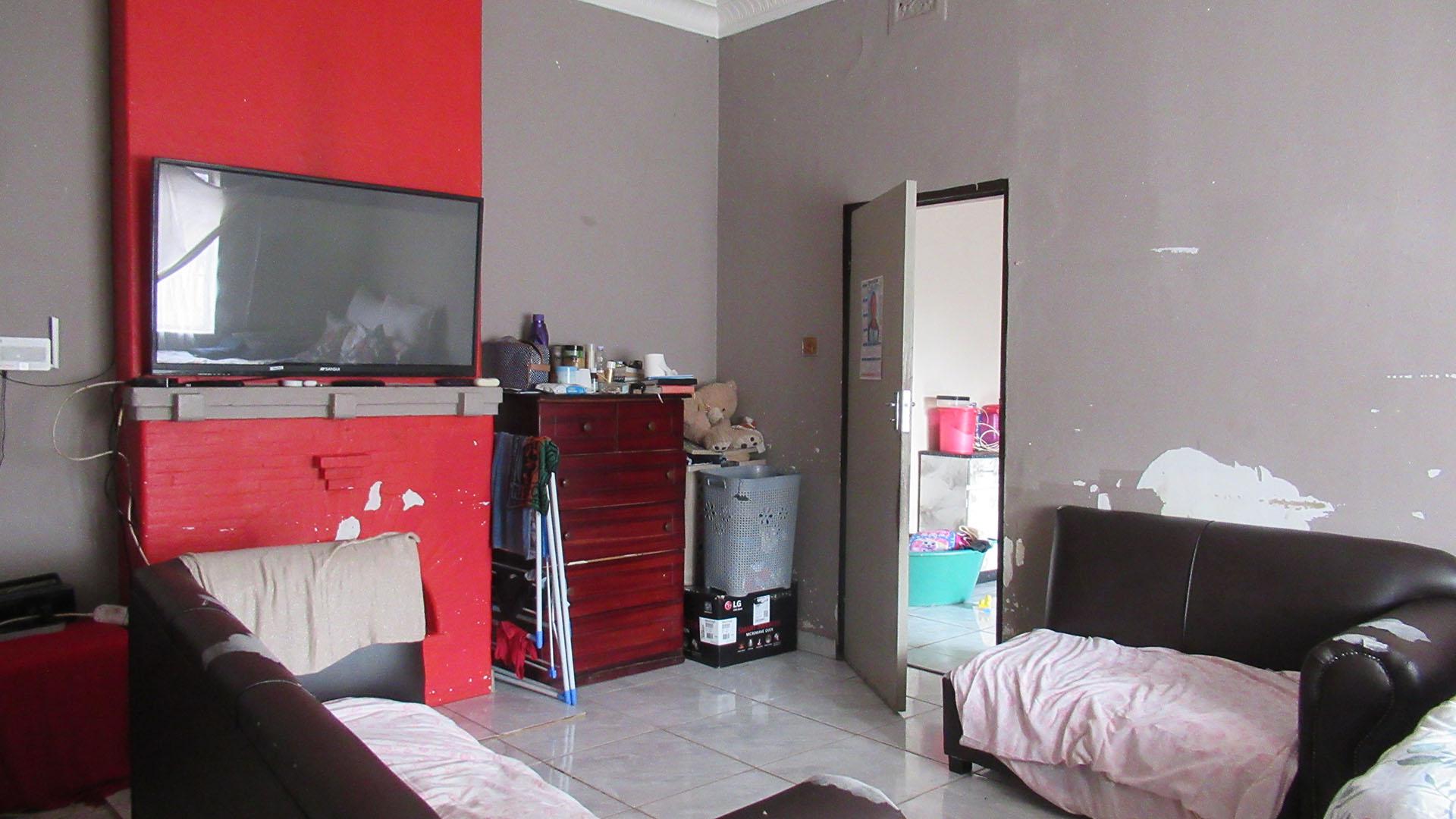 Lounges - 40 square meters of property in Turffontein
