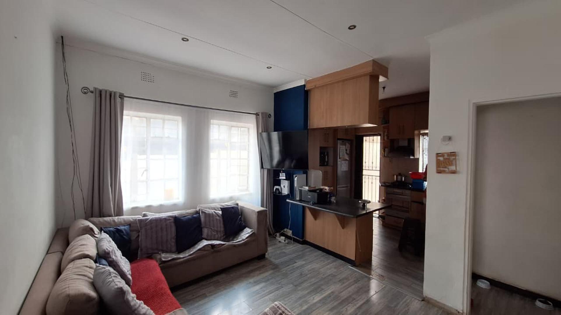 Lounges - 19 square meters of property in Langlaagte North