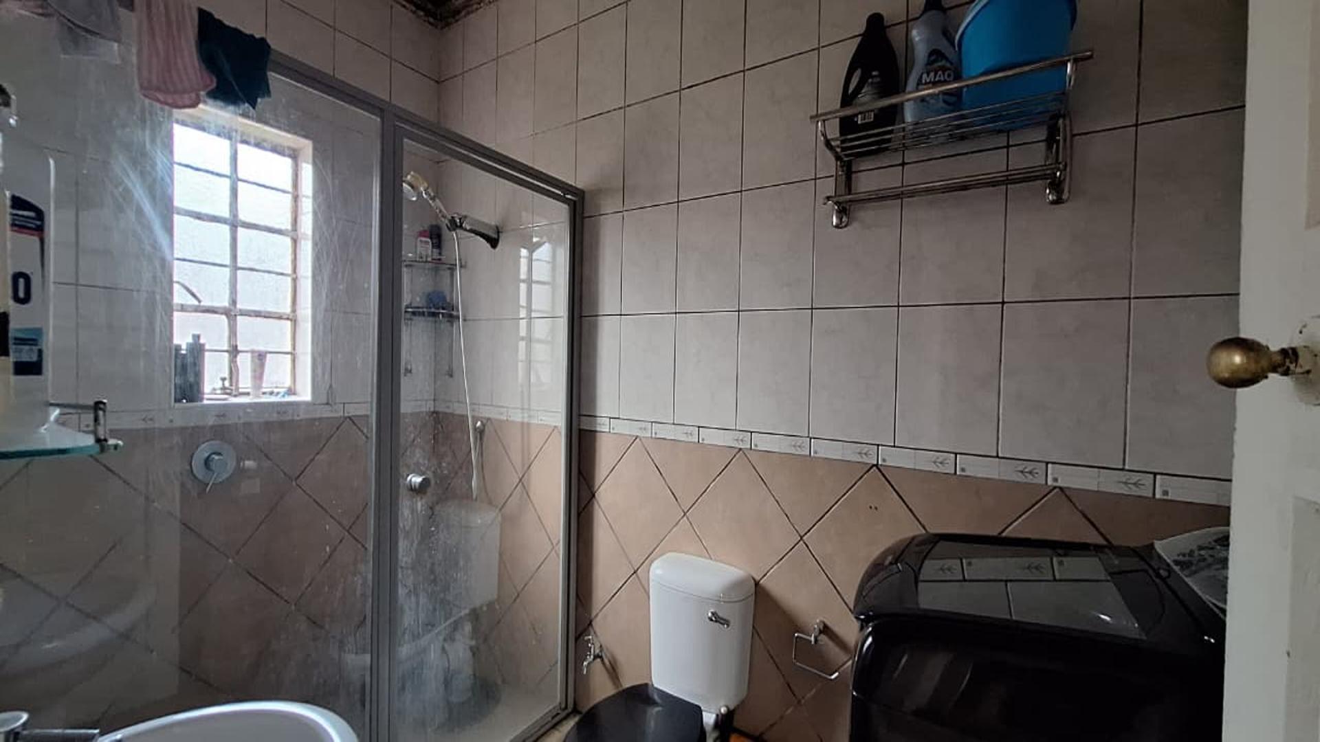 Bathroom 2 - 6 square meters of property in Langlaagte North