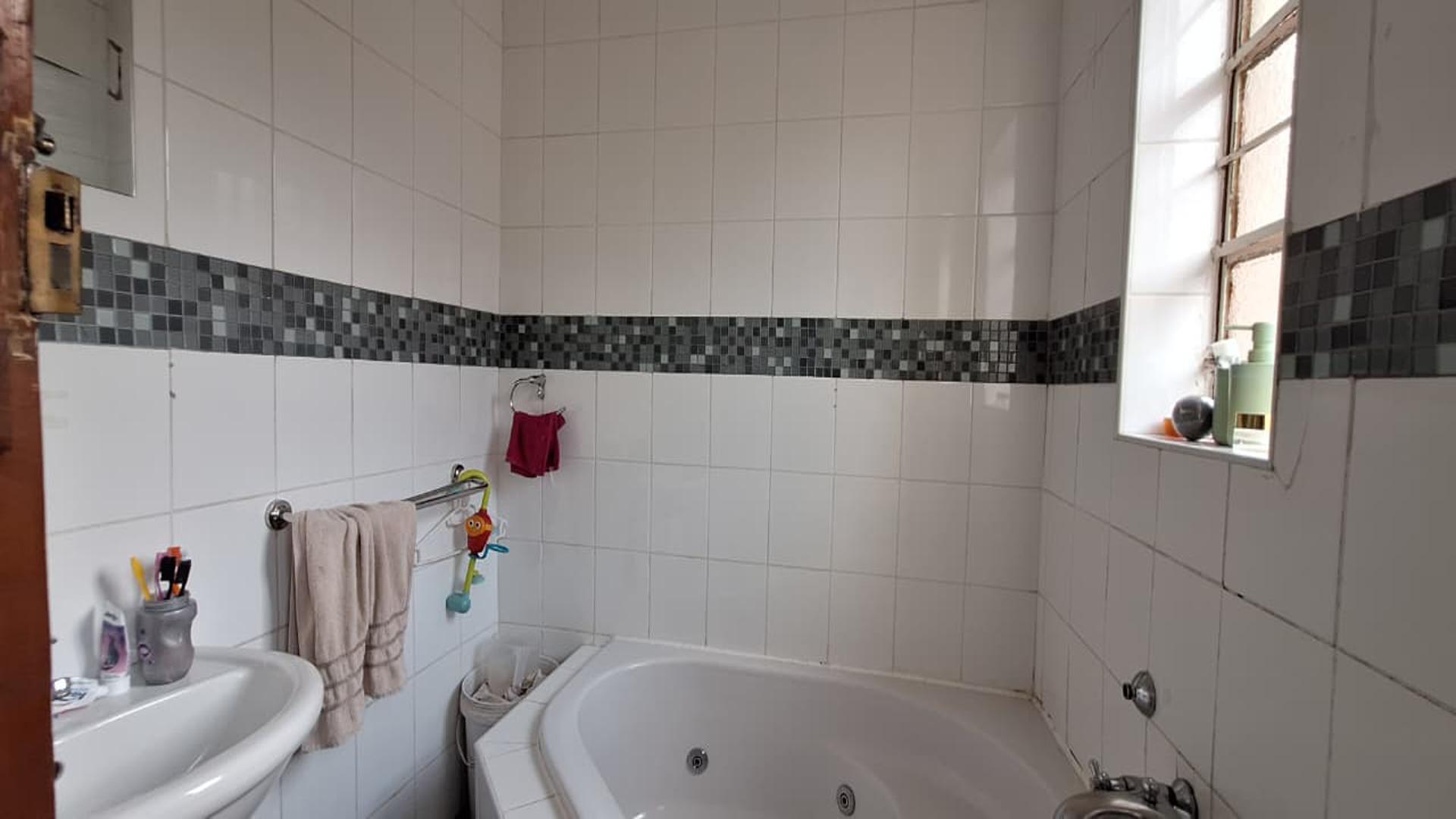 Bathroom 1 - 6 square meters of property in Langlaagte North
