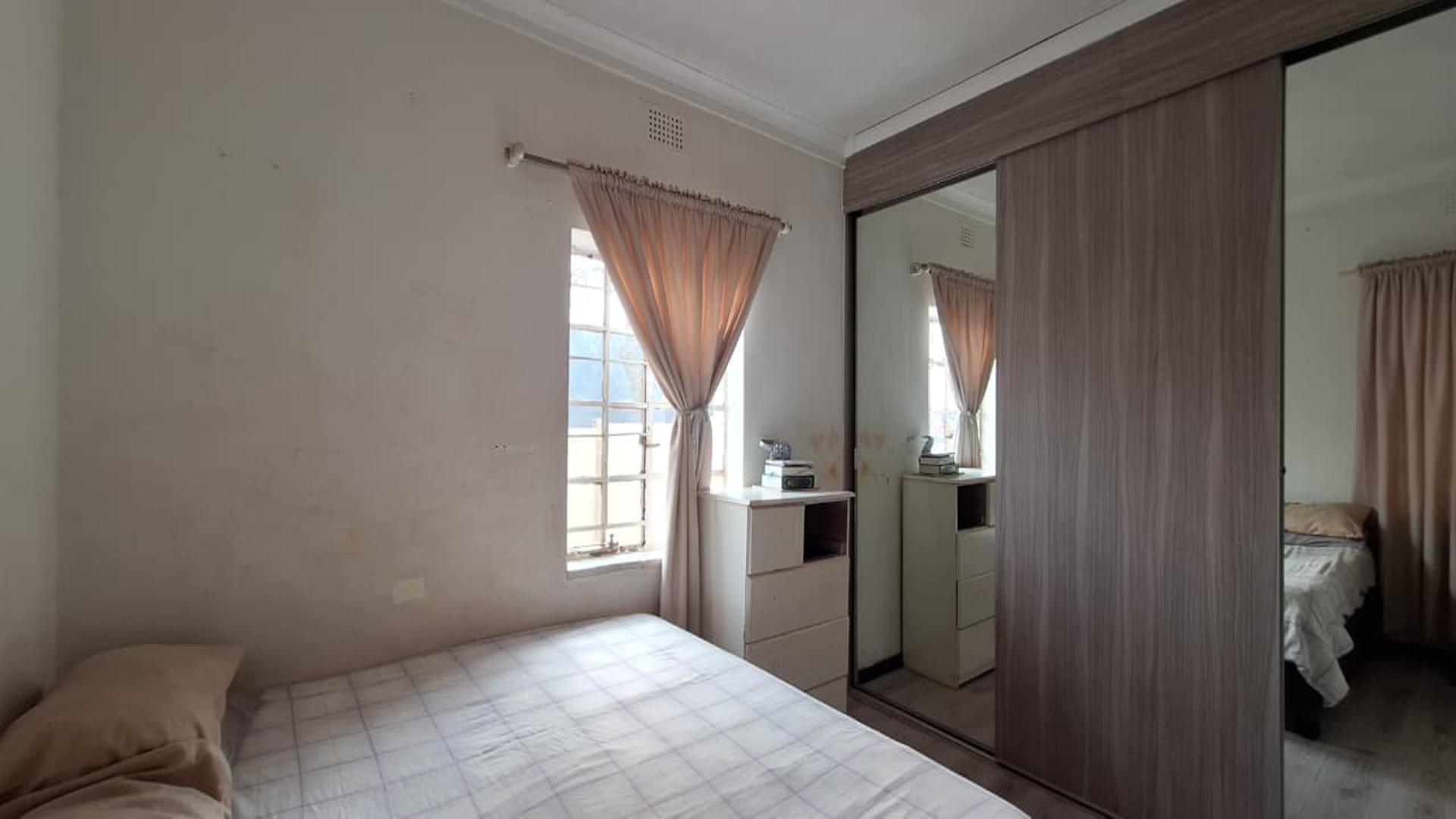 Bed Room 1 - 15 square meters of property in Langlaagte North