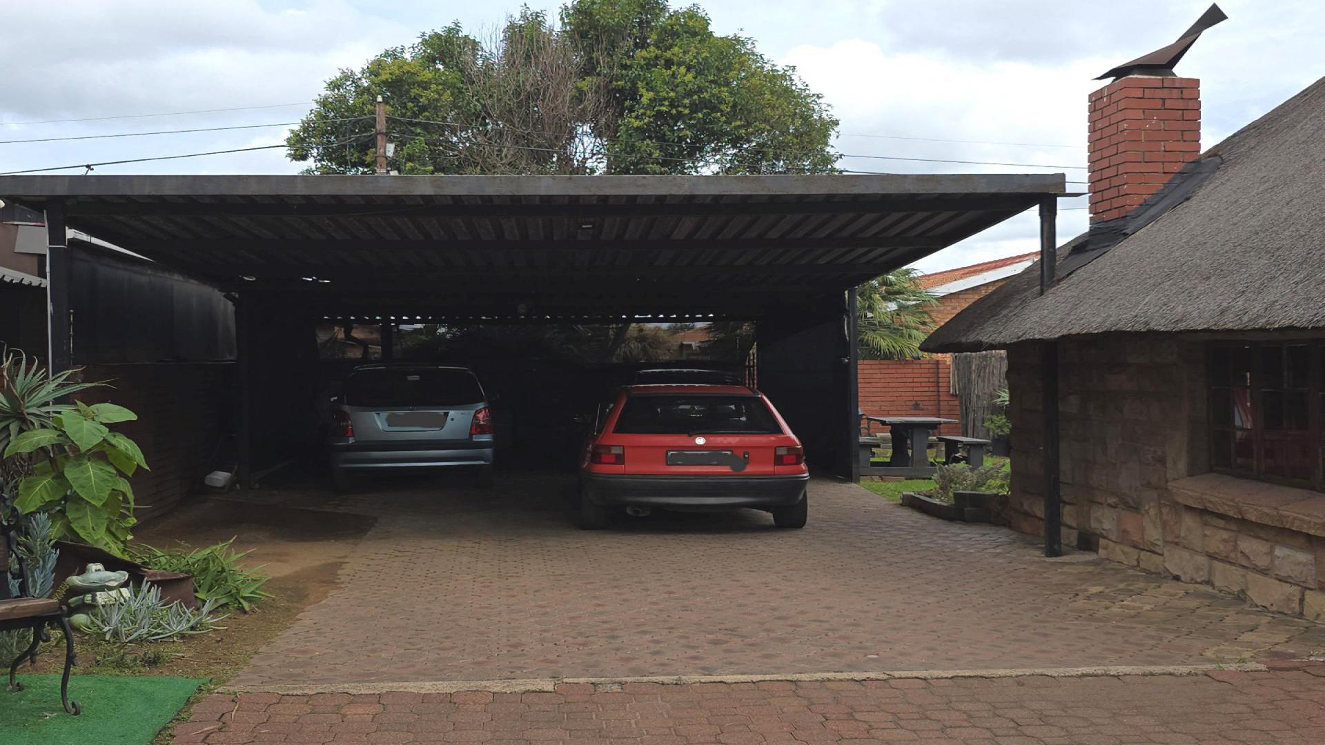 Carport  of property in Reyno Ridge