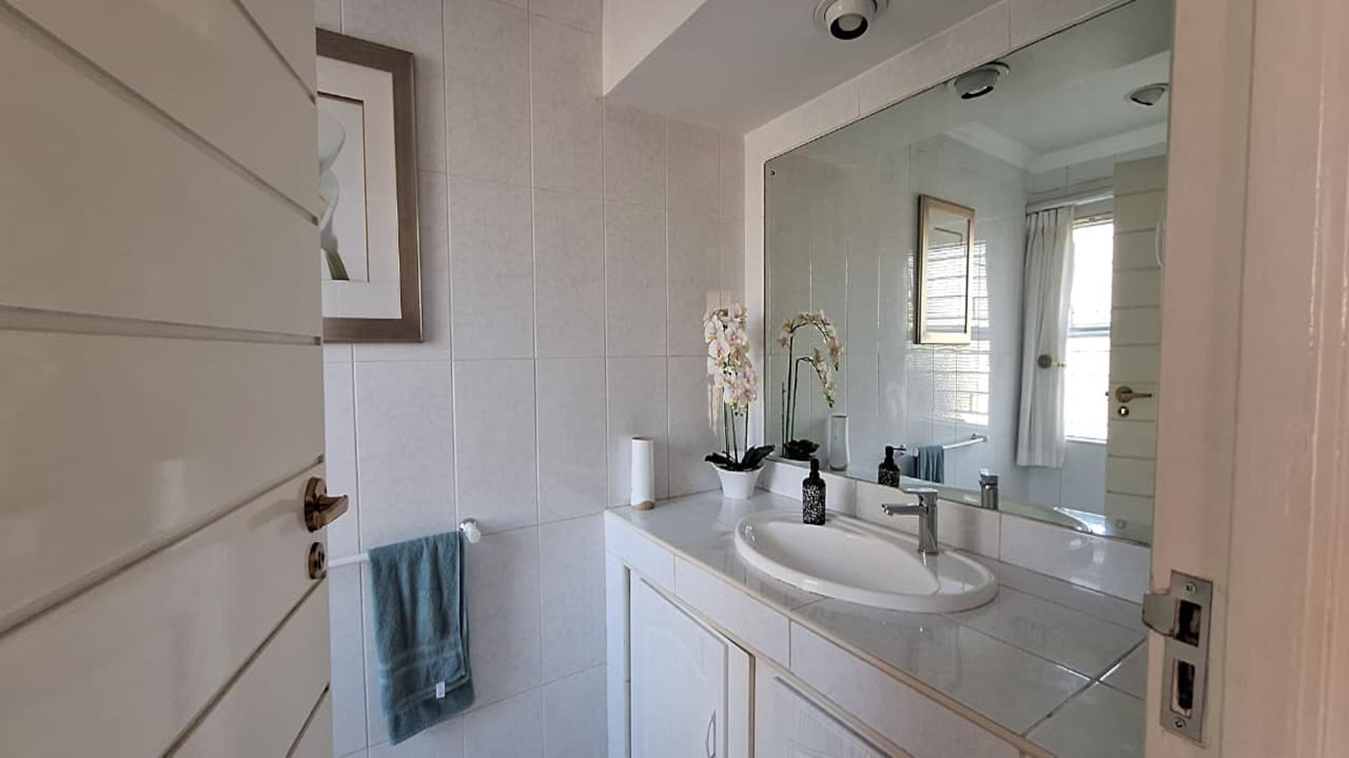 Bathroom 1 - 5 square meters of property in Farrarmere