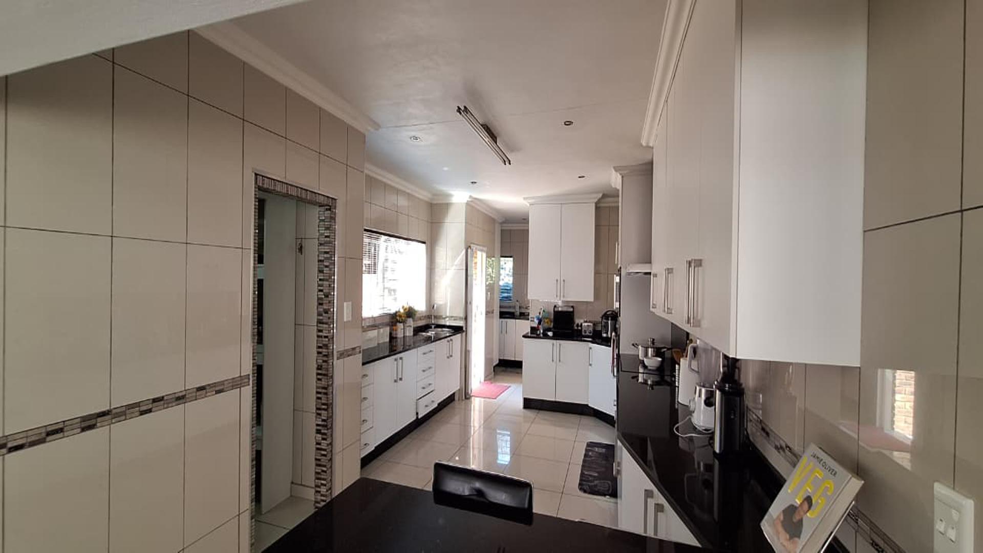 Kitchen - 40 square meters of property in Farrarmere