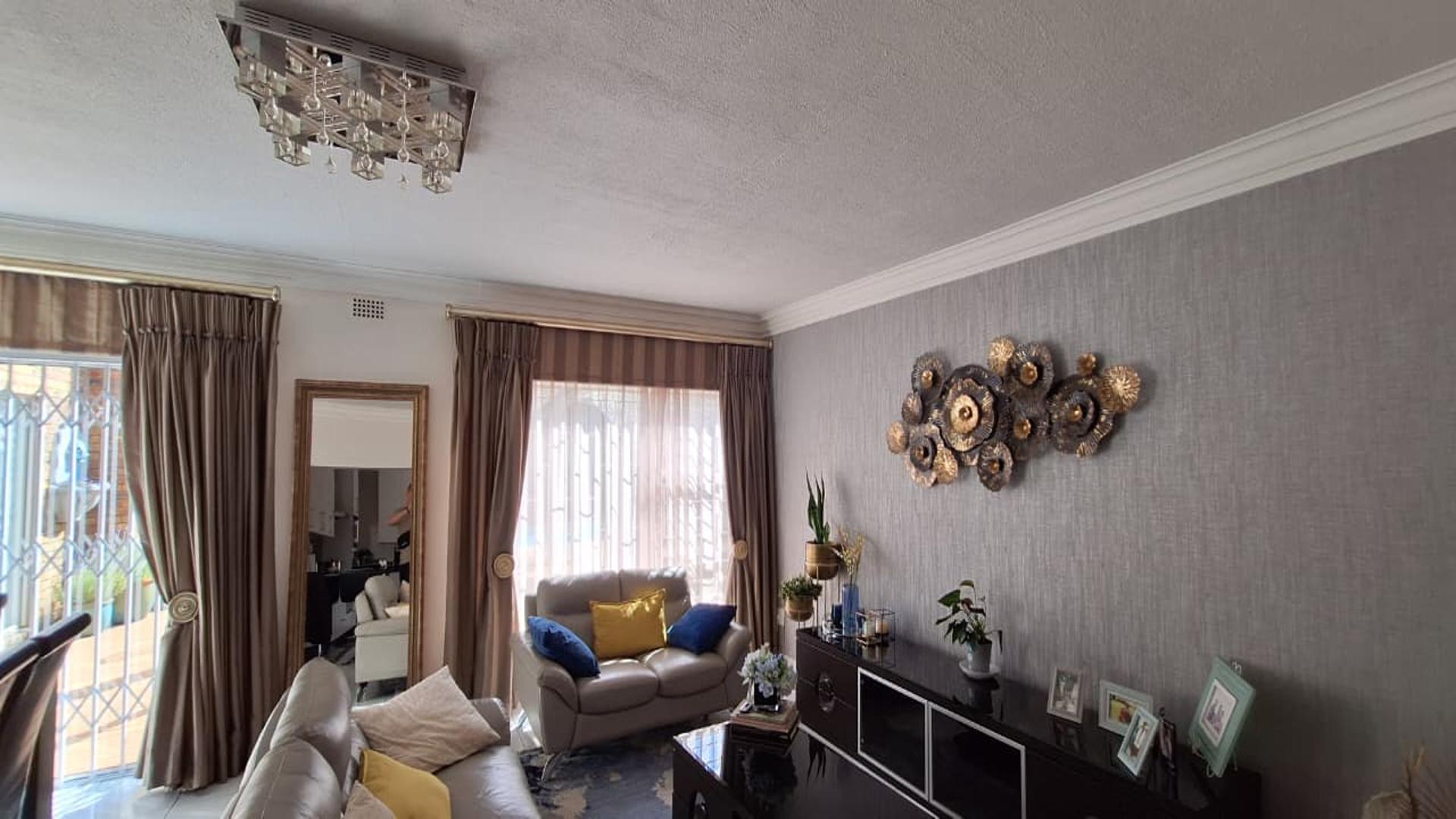 Lounges - 52 square meters of property in Farrarmere