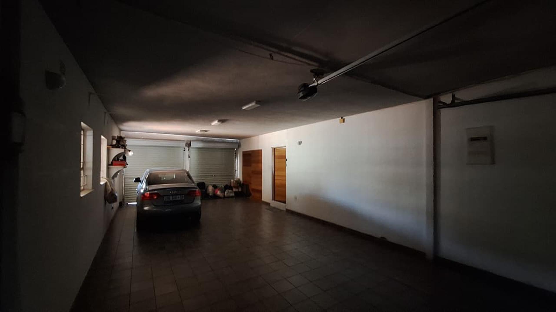 Garage - 86 square meters of property in Farrarmere