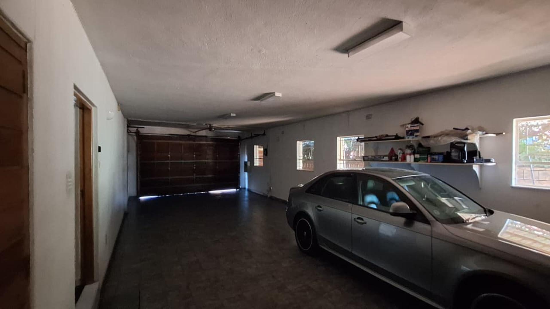 Garage - 86 square meters of property in Farrarmere