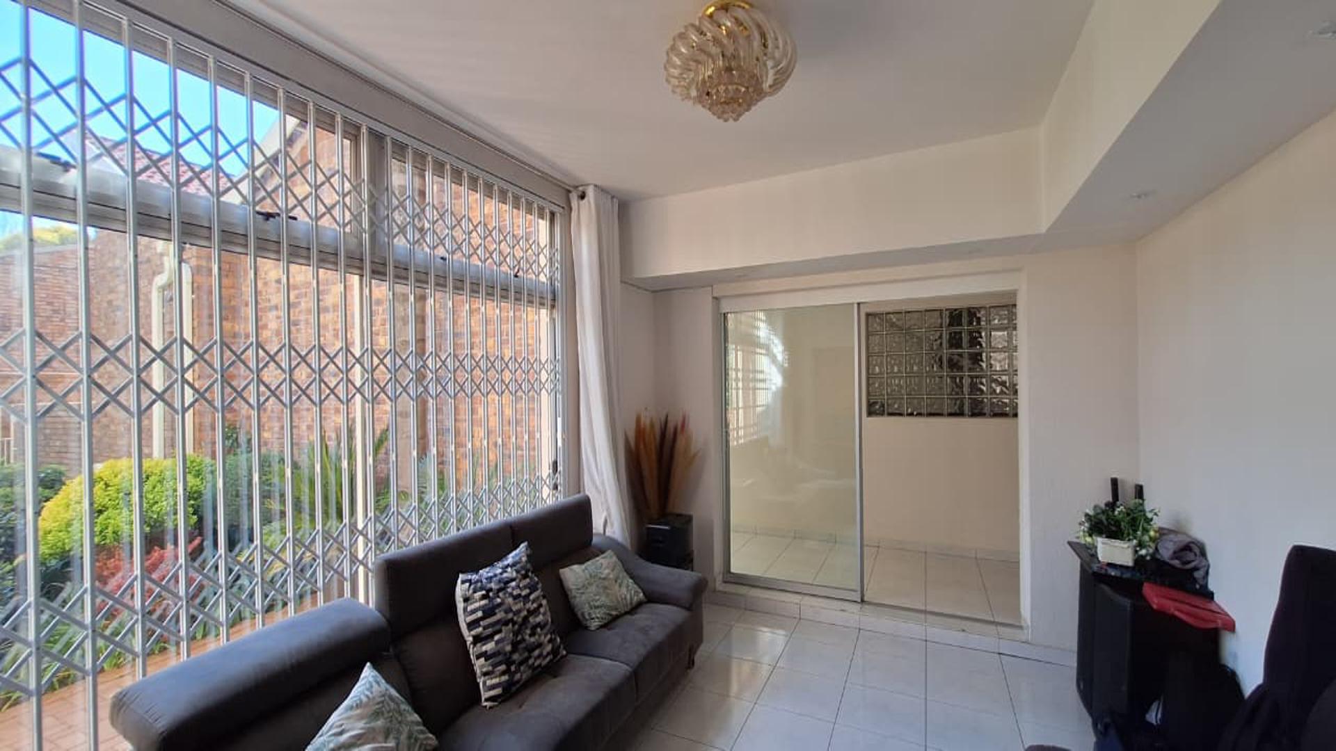 Lounges - 52 square meters of property in Farrarmere