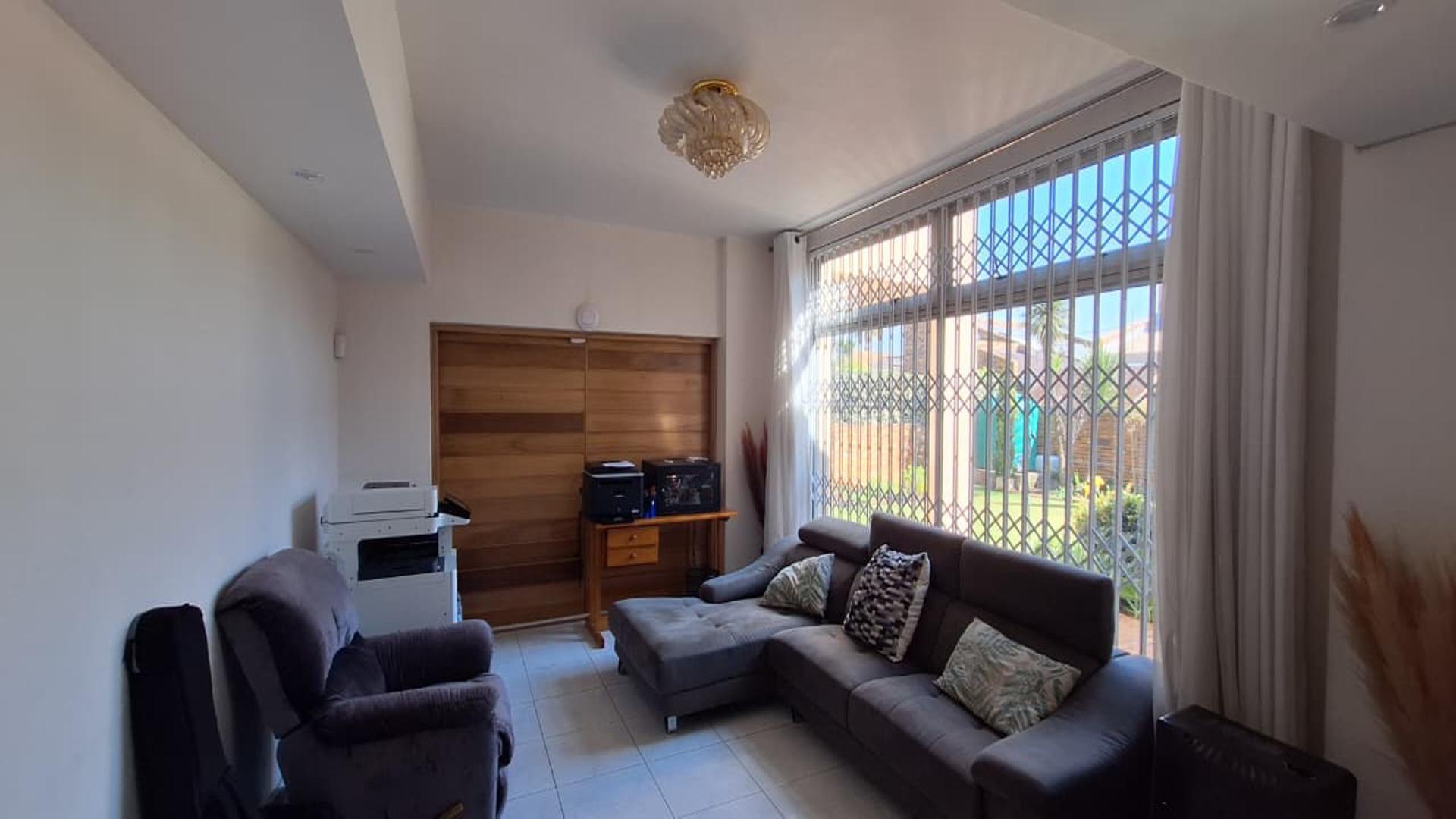Lounges - 52 square meters of property in Farrarmere