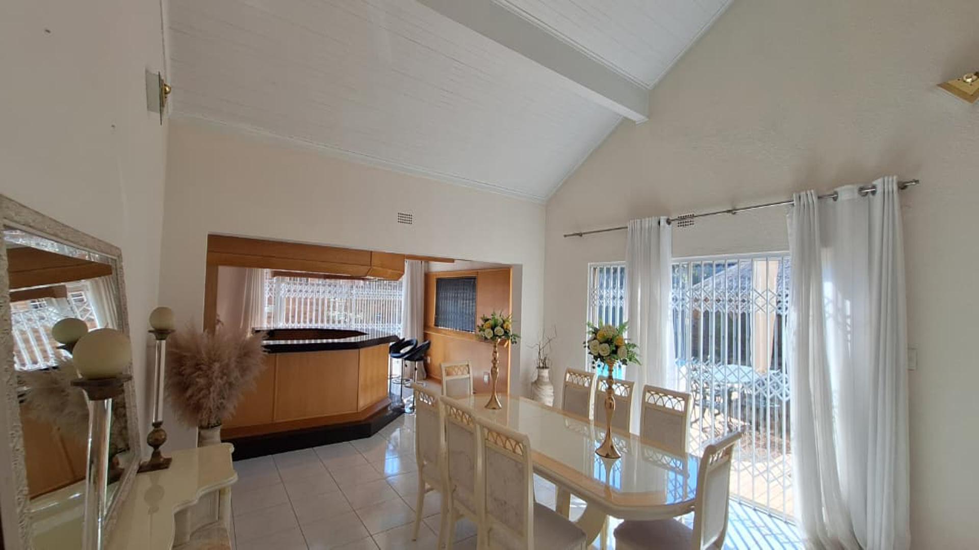 Dining Room - 47 square meters of property in Farrarmere