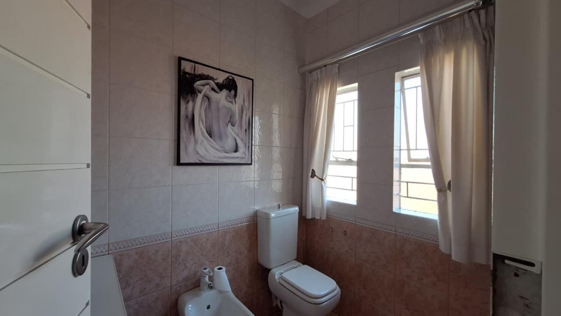 Main Bathroom - 14 square meters of property in Farrarmere