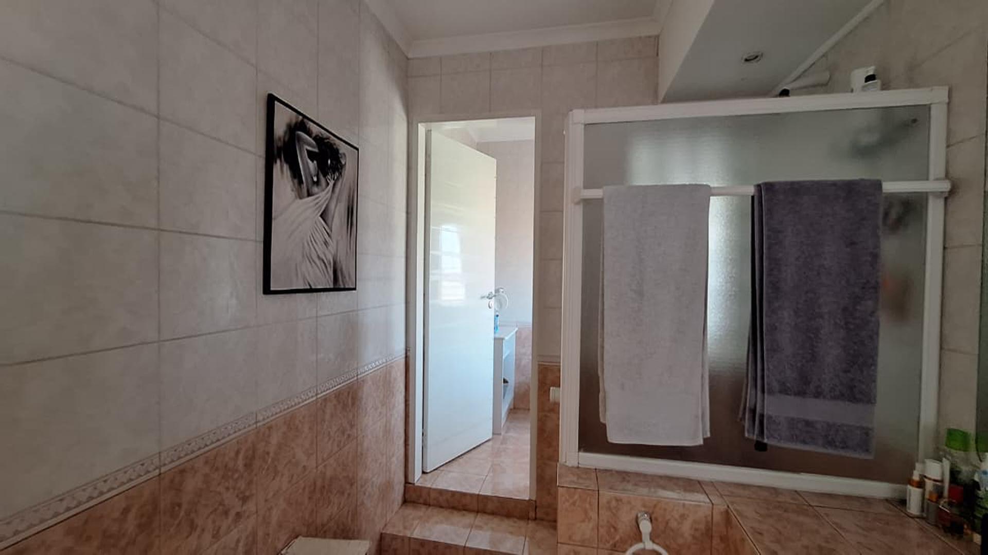 Main Bathroom - 14 square meters of property in Farrarmere