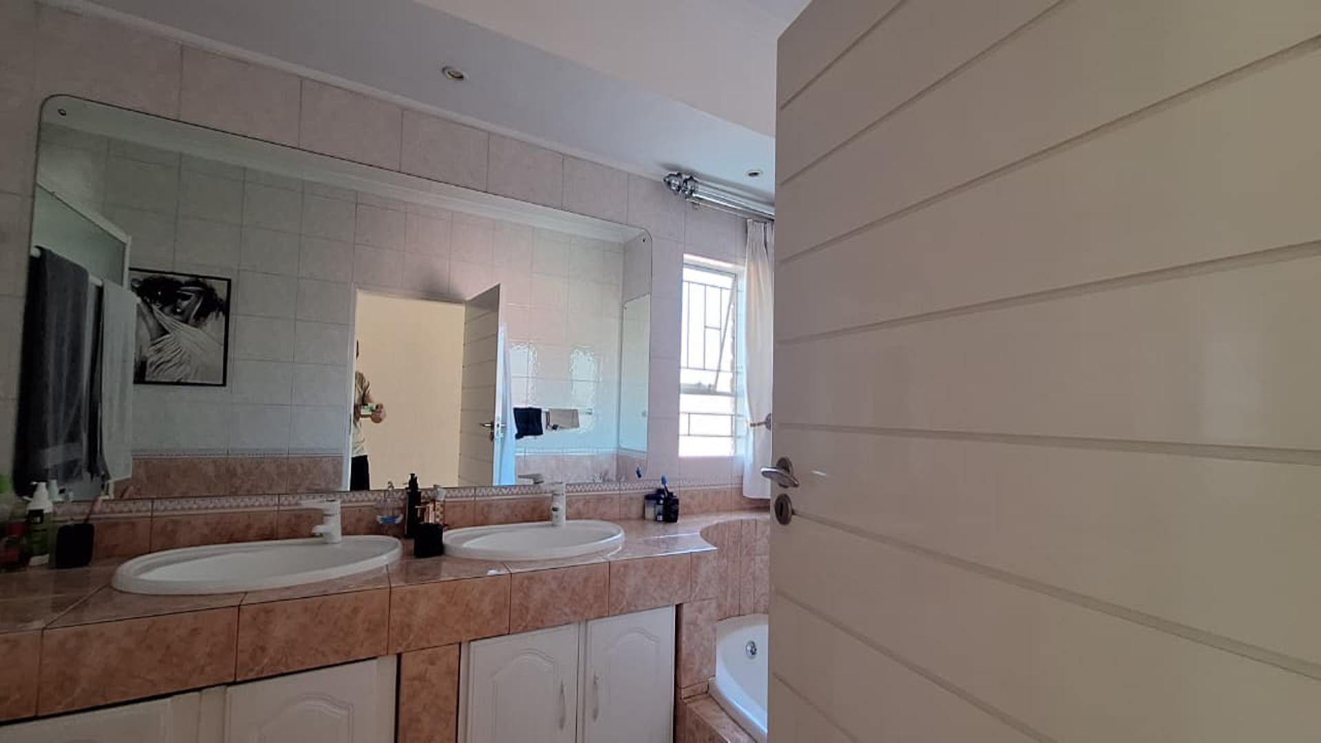 Main Bathroom - 14 square meters of property in Farrarmere